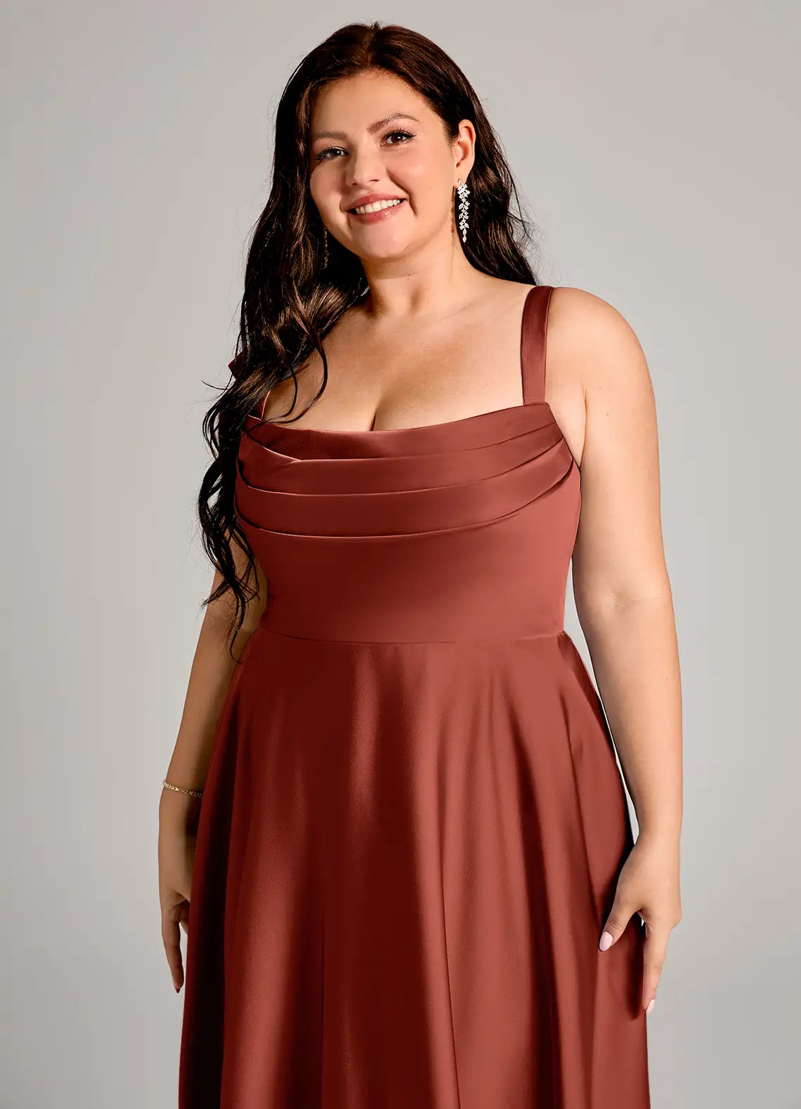 Vestido Longo Plus Size Cetim Linha A com Bolsos Ocultos | Curvely