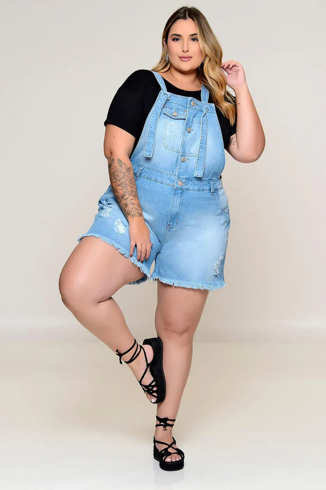Jardineira Plus Size Curta Jeans Claro – Conforto, Estilo e Liberdade no Dia a Dia