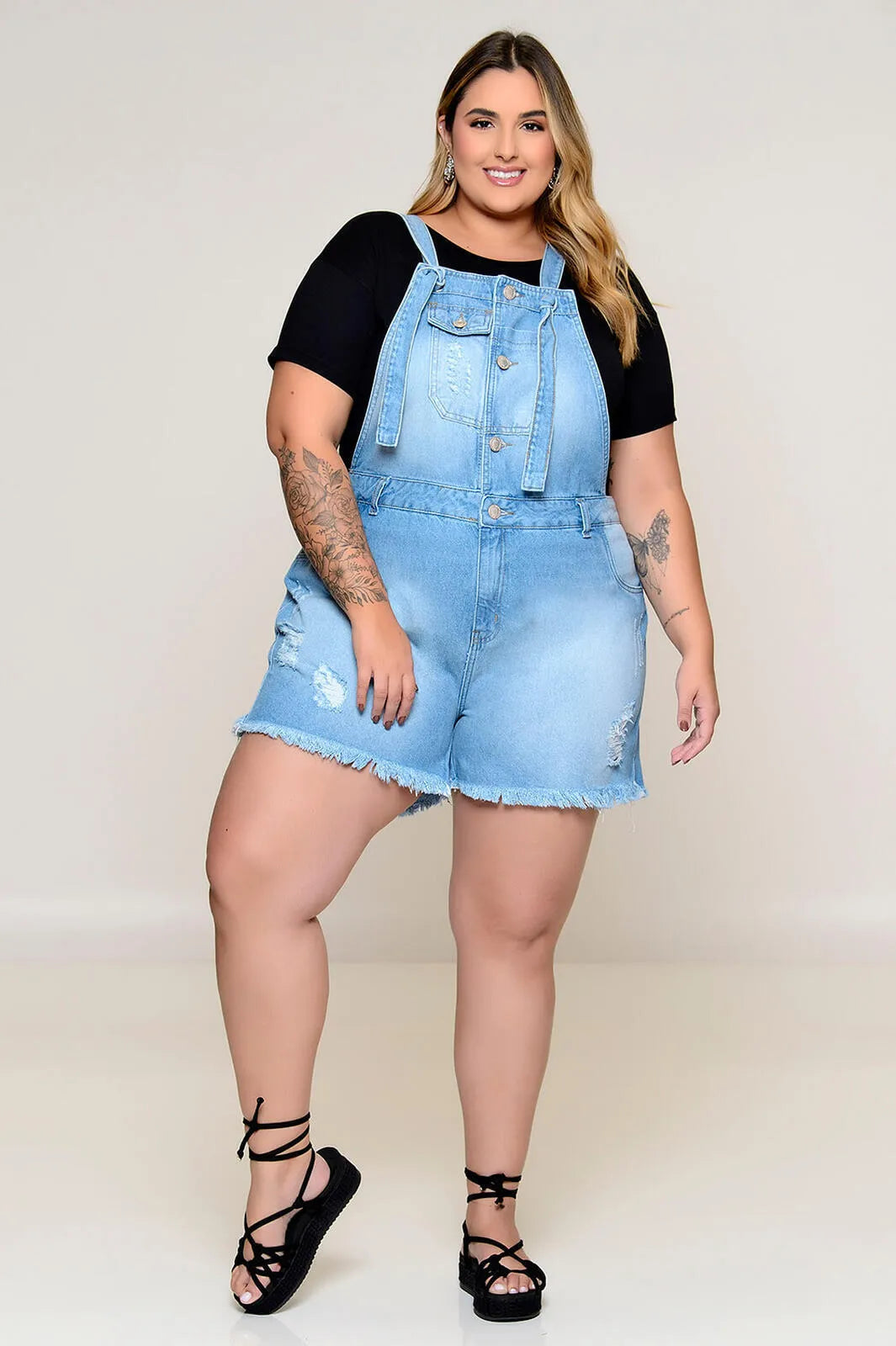 Jardineira Plus Size Curta Jeans Claro – Conforto, Estilo e Liberdade no Dia a Dia
