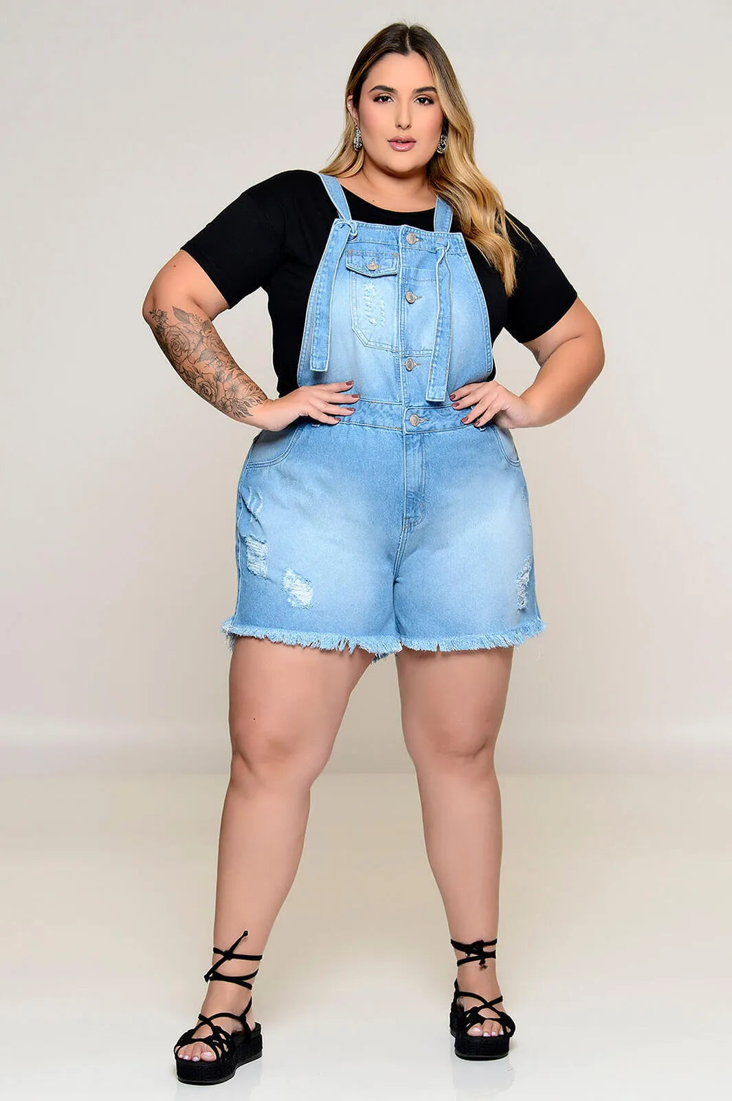 Jardineira Plus Size Curta Jeans Claro – Conforto, Estilo e Liberdade no Dia a Dia