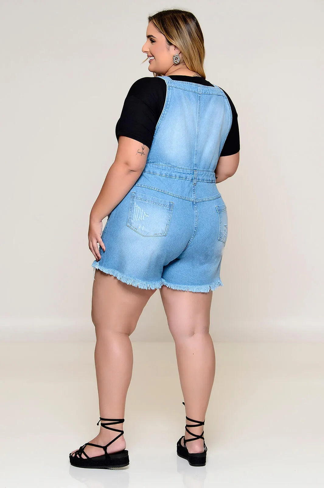 Jardineira Plus Size Curta Jeans Claro – Conforto, Estilo e Liberdade no Dia a Dia