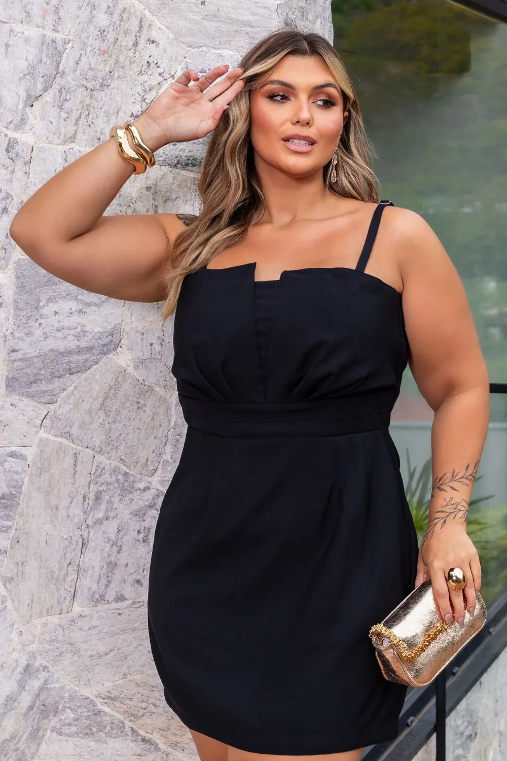 Vestido Curto Plus Size Sensoriale com Busto Assimétrico – Elegância que valoriza suas curvas