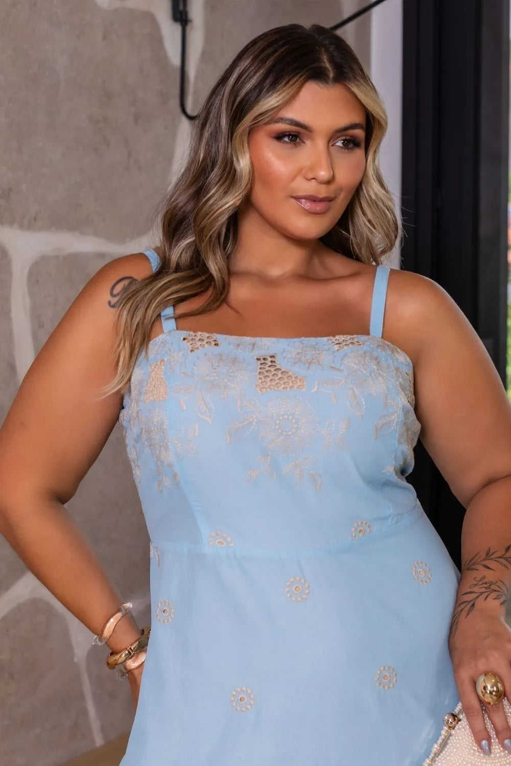 Vestido Longo Plus Size em Laise Bordada com Barrad