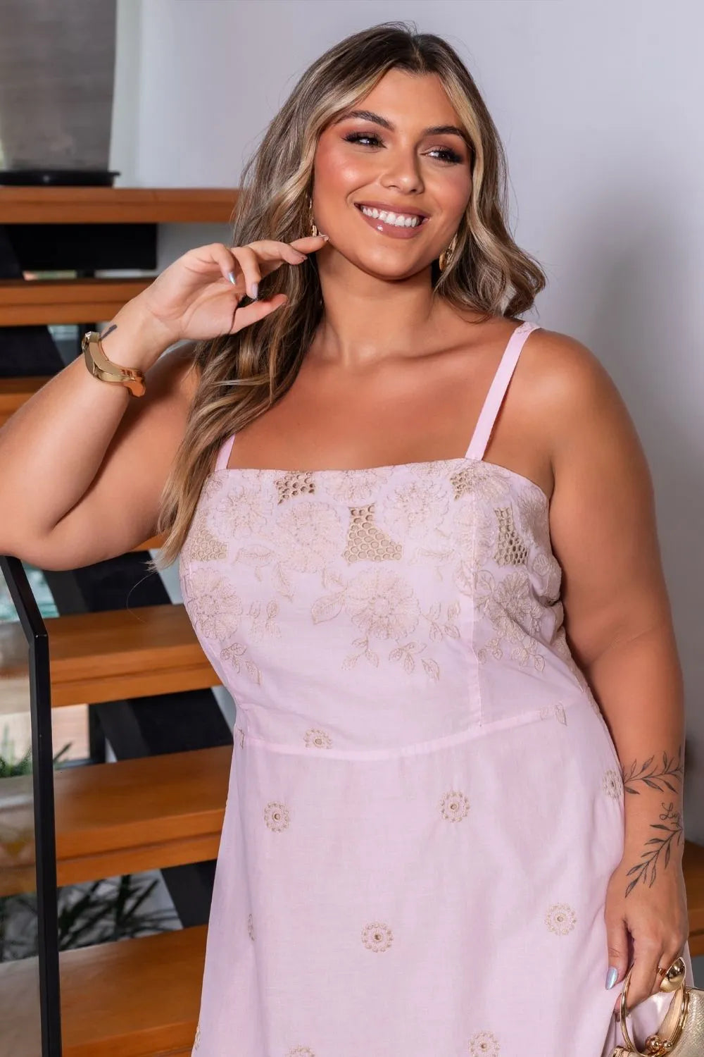 Vestido Longo Plus Size em Laise Bordada com Barrad