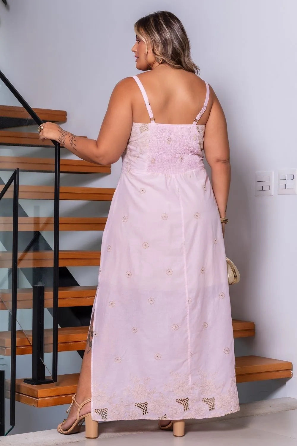 Vestido Longo Plus Size em Laise Bordada com Barrad