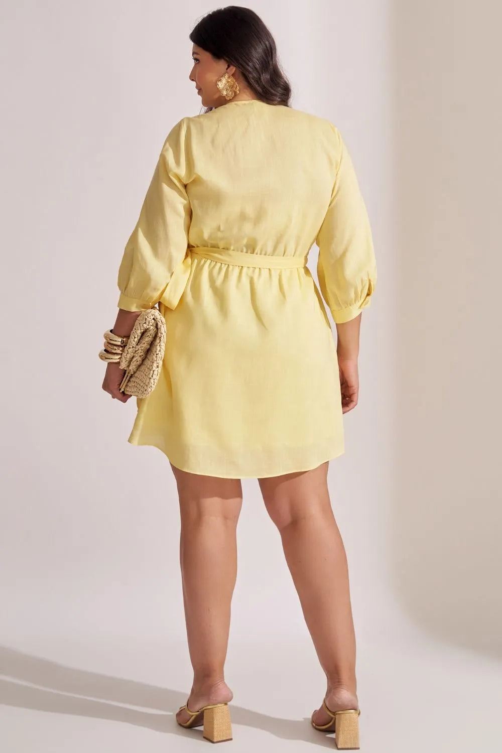 Vestido Curto Plus Size Transpassado – Valoriza o Colo e Define a Cintura