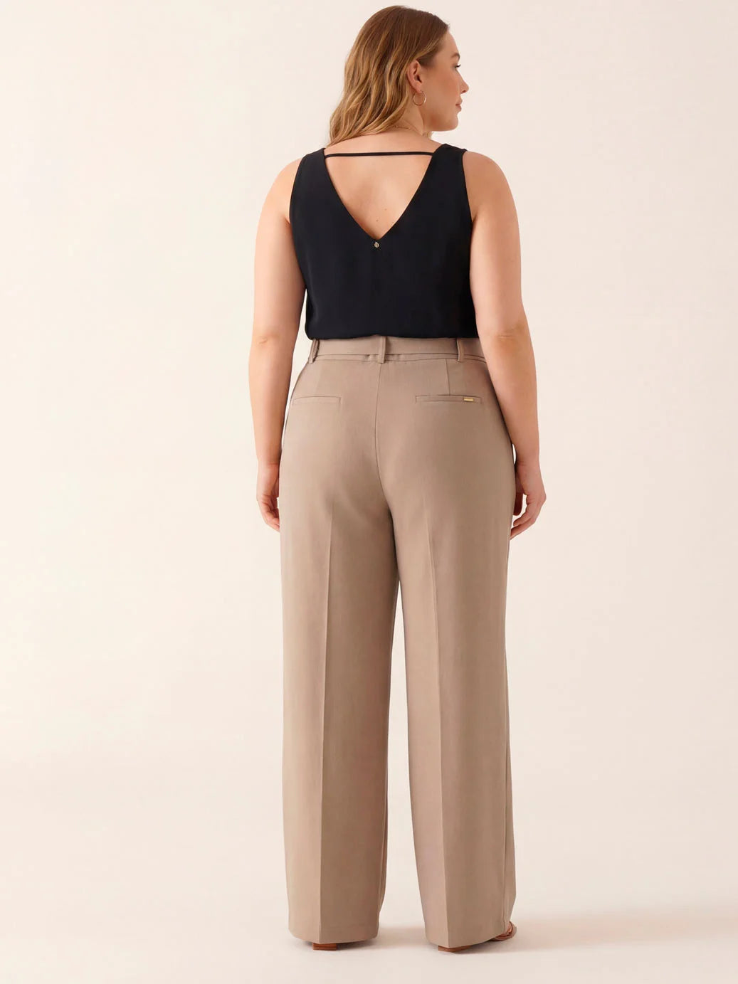 Calça Alfaiataria Plus Size Wide Leg Mocha Mousse | Curvely