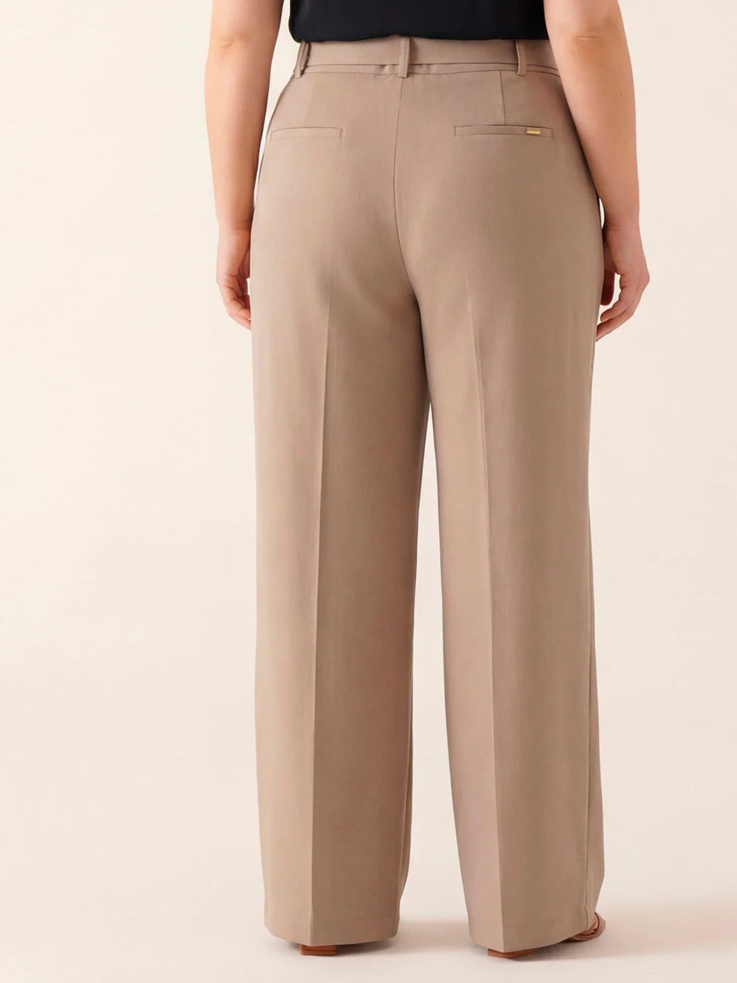 Calça Alfaiataria Plus Size Wide Leg Mocha Mousse | Curvely